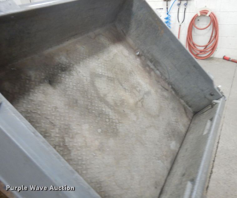 image for item IO9693 1996 Cushman Turf Truckster  utility vehicle