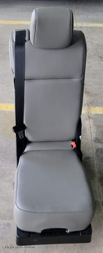 image for item JE9865 Ford F550  front center seat
