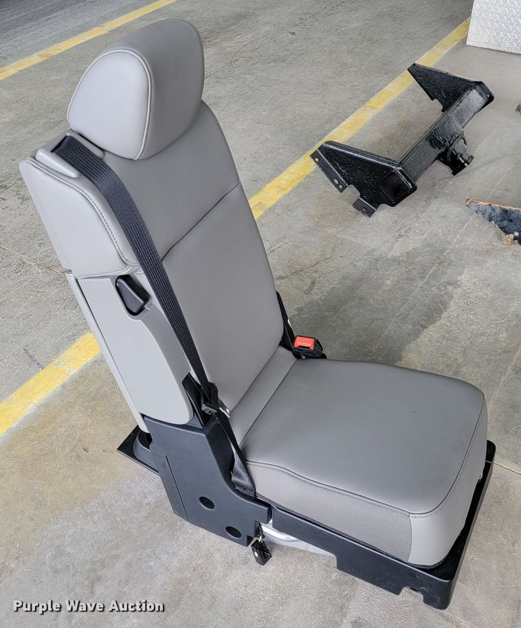 image for item JE9865 Ford F550  front center seat