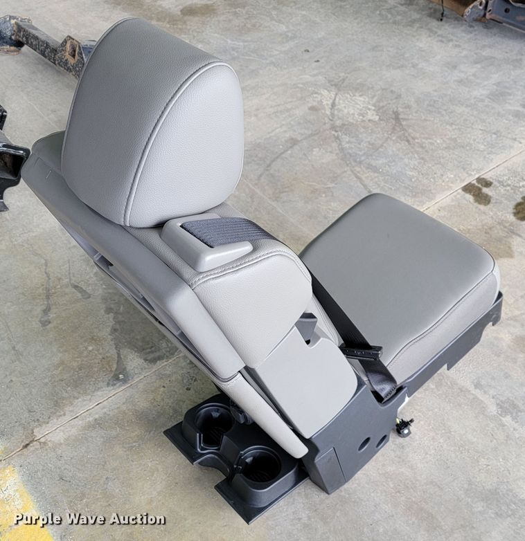 image for item JE9865 Ford F550  front center seat