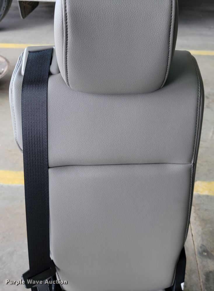 image for item JE9865 Ford F550  front center seat