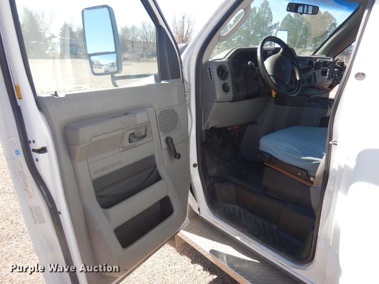 image for item KE9305 2010 Ford Econoline E450  shuttle bus