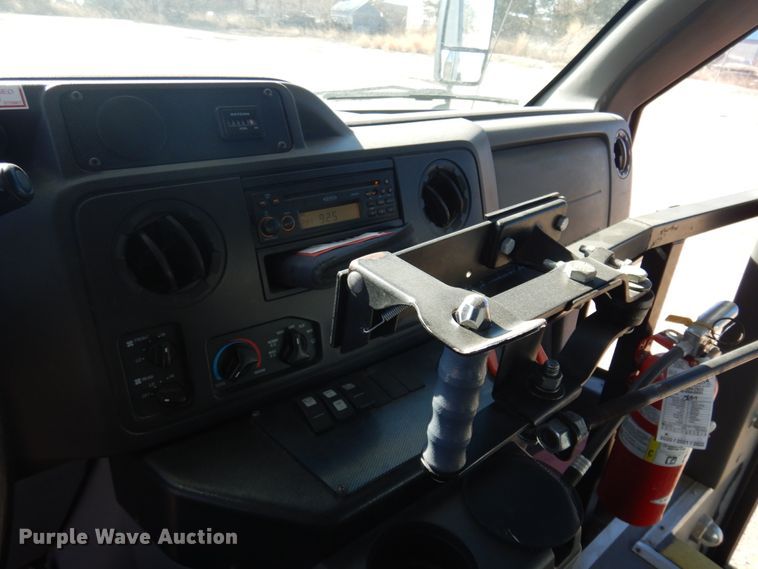 image for item KE9305 2010 Ford Econoline E450  shuttle bus