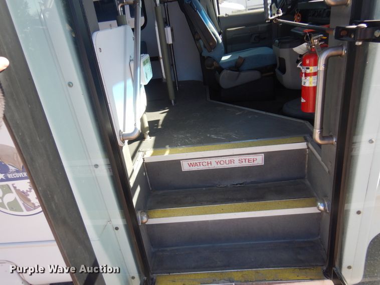 image for item KE9305 2010 Ford Econoline E450  shuttle bus