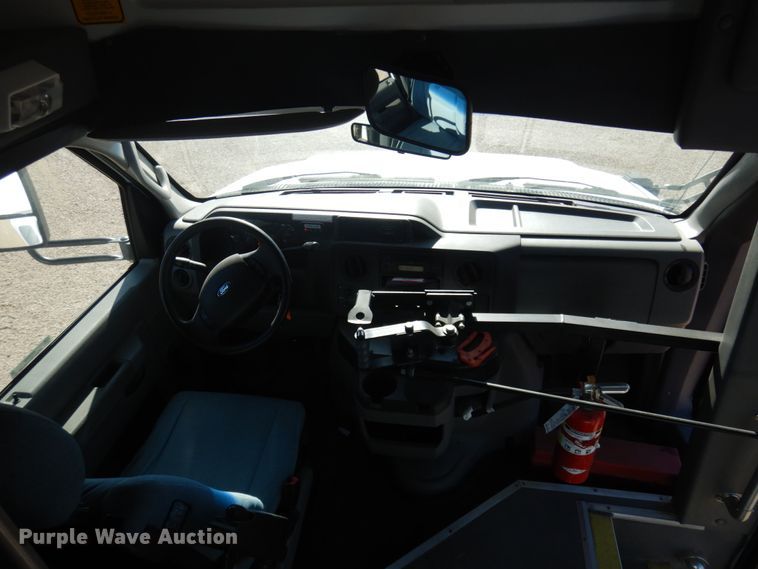 image for item KE9305 2010 Ford Econoline E450  shuttle bus