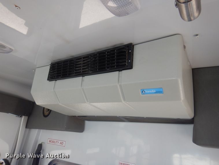 image for item KE9305 2010 Ford Econoline E450  shuttle bus