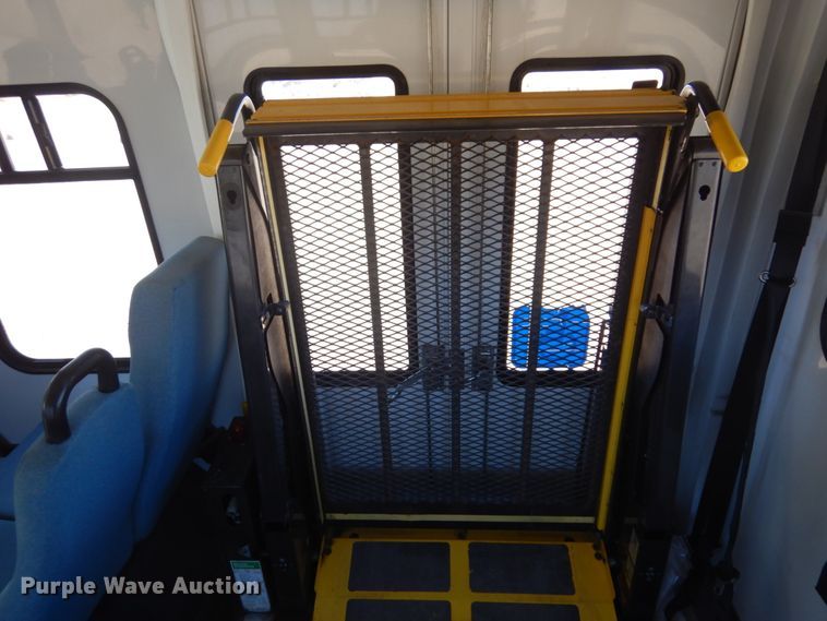 image for item KE9305 2010 Ford Econoline E450  shuttle bus