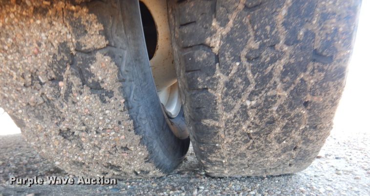 image for item KE9305 2010 Ford Econoline E450  shuttle bus