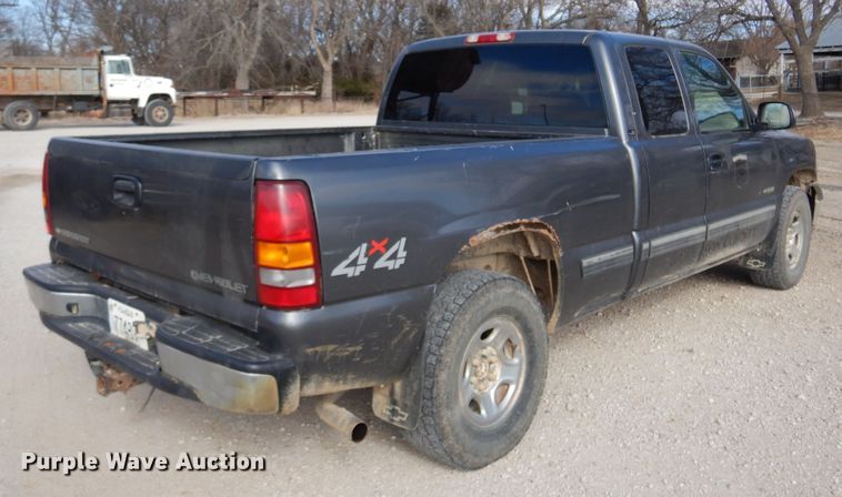 image for item KJ9533 2002 Chevrolet Silverado 1500  Ext. Cab pickup truck