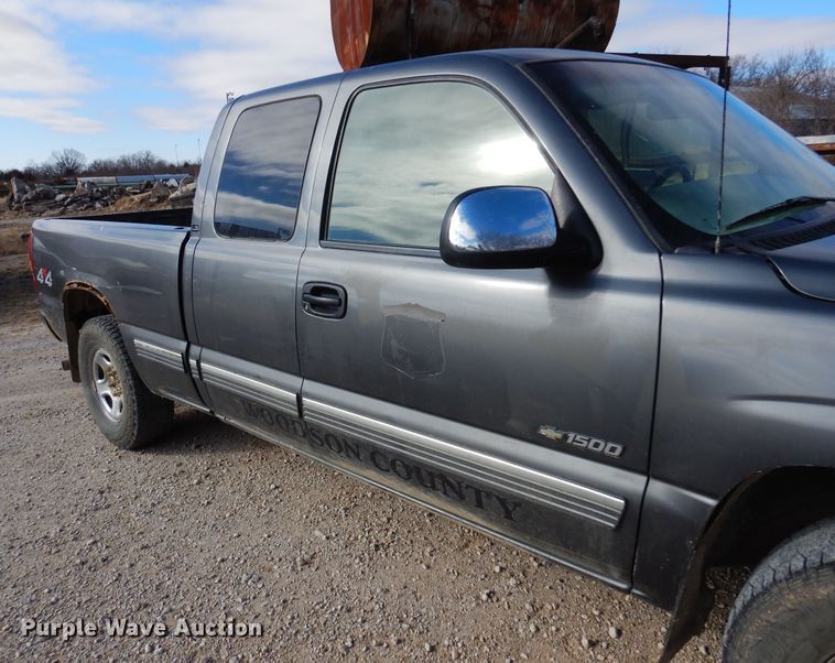 image for item KJ9533 2002 Chevrolet Silverado 1500  Ext. Cab pickup truck