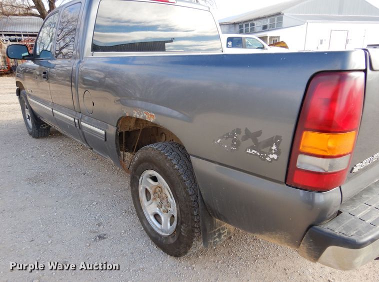 image for item KJ9533 2002 Chevrolet Silverado 1500  Ext. Cab pickup truck