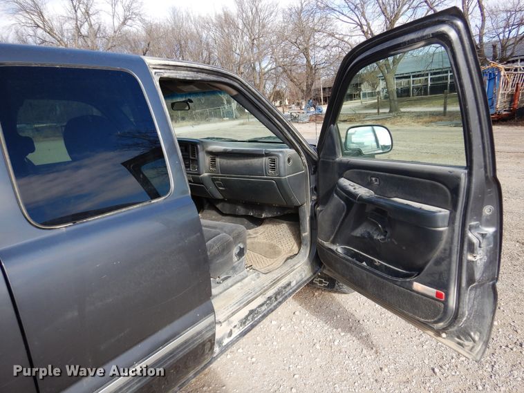 image for item KJ9533 2002 Chevrolet Silverado 1500  Ext. Cab pickup truck