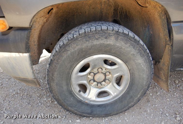 image for item KJ9533 2002 Chevrolet Silverado 1500  Ext. Cab pickup truck