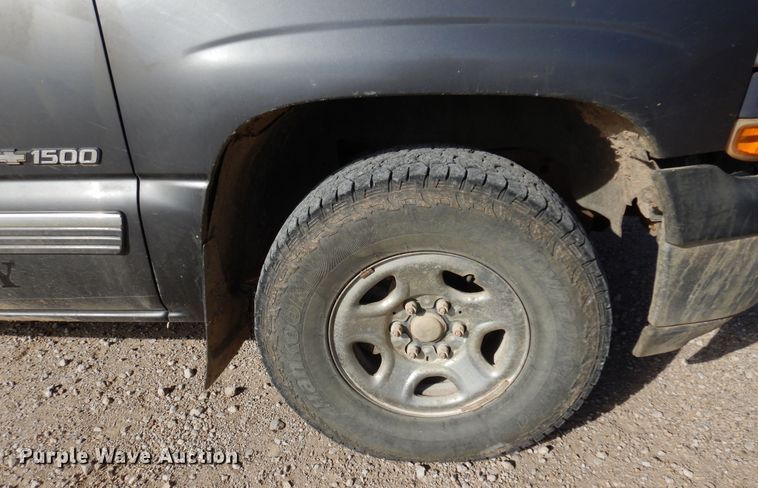 image for item KJ9533 2002 Chevrolet Silverado 1500  Ext. Cab pickup truck