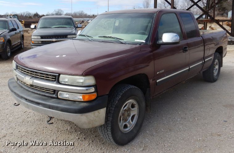 image for item KJ9534 2002 Chevrolet Silverado 1500  Ext. Cab pickup truck