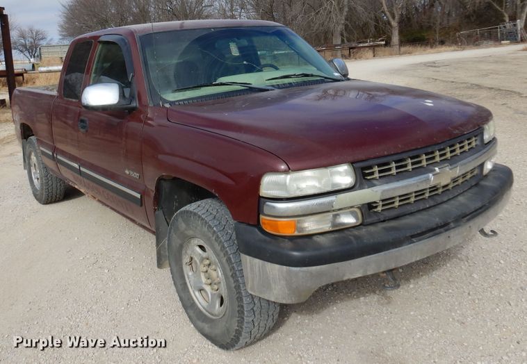 image for item KJ9534 2002 Chevrolet Silverado 1500  Ext. Cab pickup truck