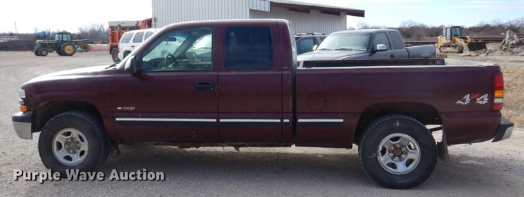 image for item KJ9534 2002 Chevrolet Silverado 1500  Ext. Cab pickup truck