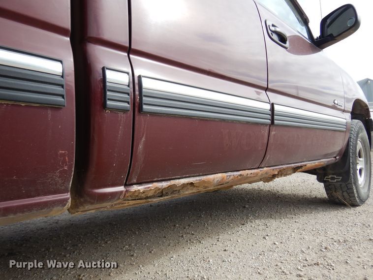 image for item KJ9534 2002 Chevrolet Silverado 1500  Ext. Cab pickup truck