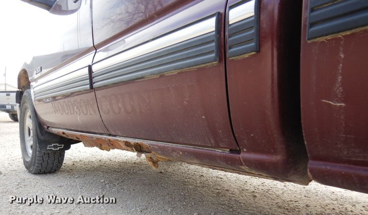 image for item KJ9534 2002 Chevrolet Silverado 1500  Ext. Cab pickup truck