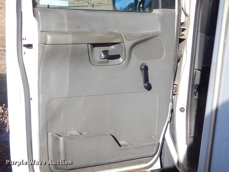 image for item KS9287 2003 Ford E450 Starcraft  shuttle bus