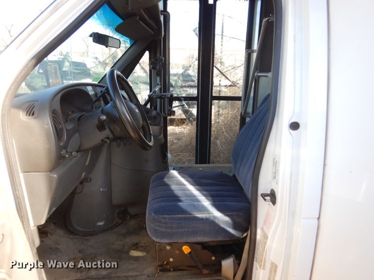 image for item KS9287 2003 Ford E450 Starcraft  shuttle bus