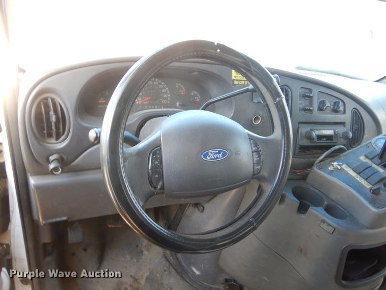 image for item KS9287 2003 Ford E450 Starcraft  shuttle bus