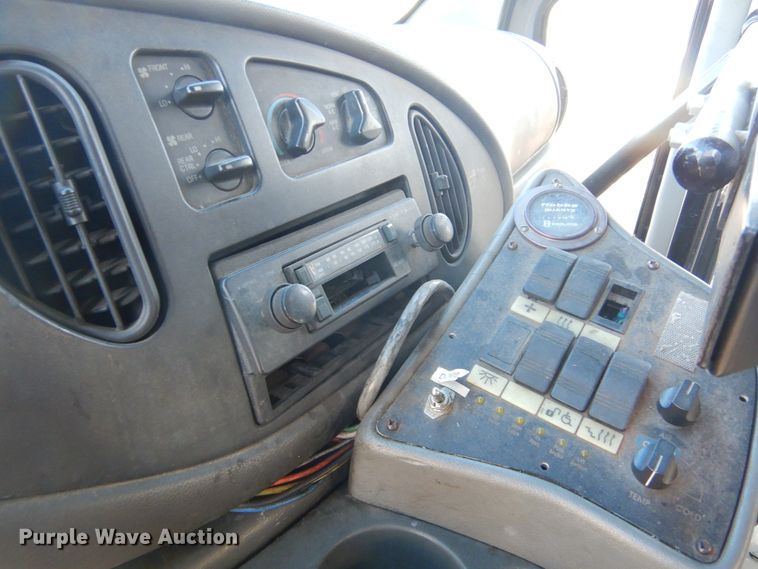 image for item KS9287 2003 Ford E450 Starcraft  shuttle bus