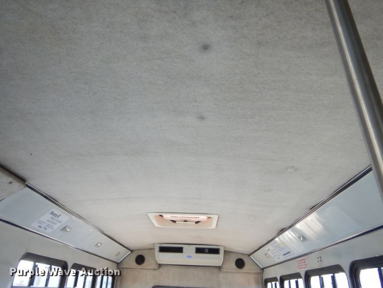 image for item KS9287 2003 Ford E450 Starcraft  shuttle bus