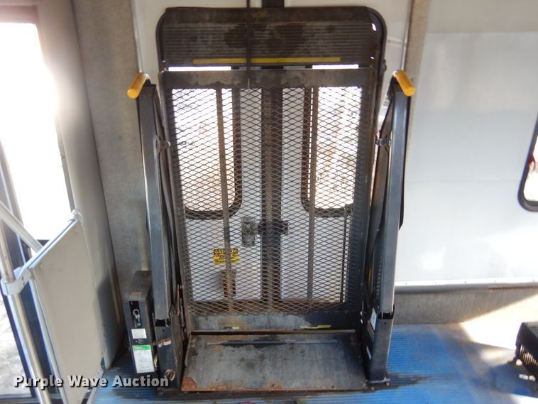 image for item KS9287 2003 Ford E450 Starcraft  shuttle bus