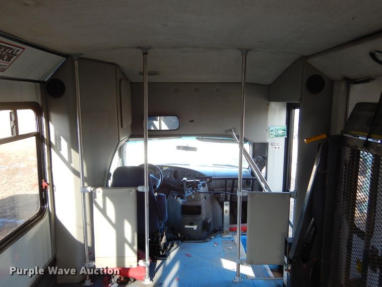 image for item KS9287 2003 Ford E450 Starcraft  shuttle bus