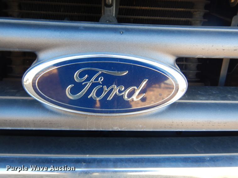 image for item KS9287 2003 Ford E450 Starcraft  shuttle bus