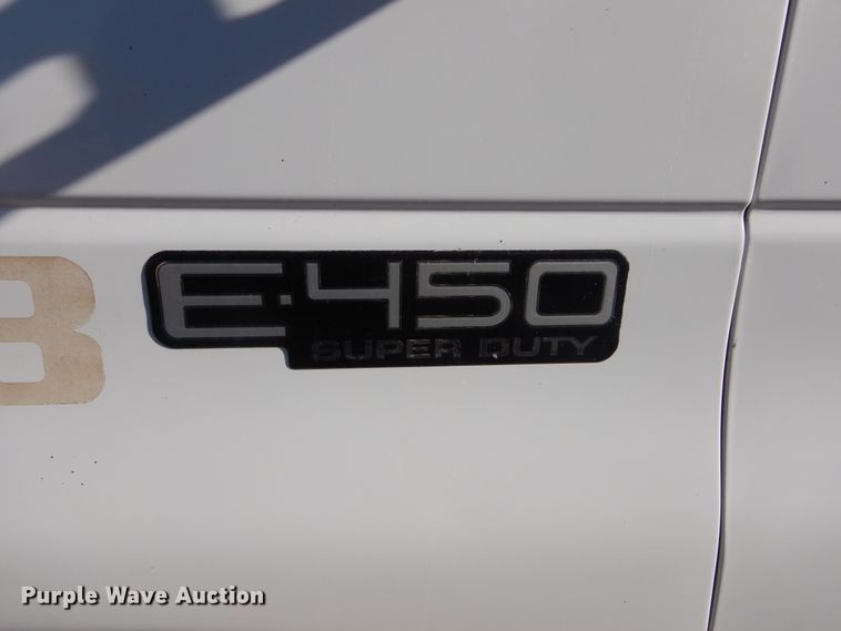 image for item KS9287 2003 Ford E450 Starcraft  shuttle bus