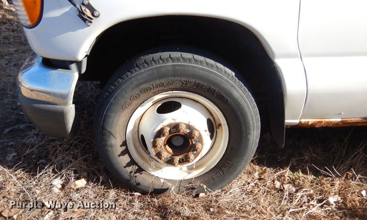 image for item KS9287 2003 Ford E450 Starcraft  shuttle bus