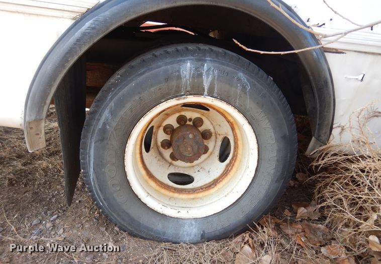 image for item KS9287 2003 Ford E450 Starcraft  shuttle bus