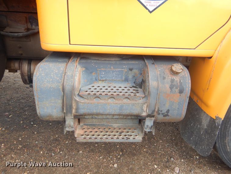 image for item MX9798 1991 International 4900  dump truck