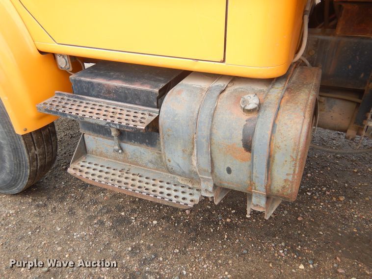 image for item MX9798 1991 International 4900  dump truck