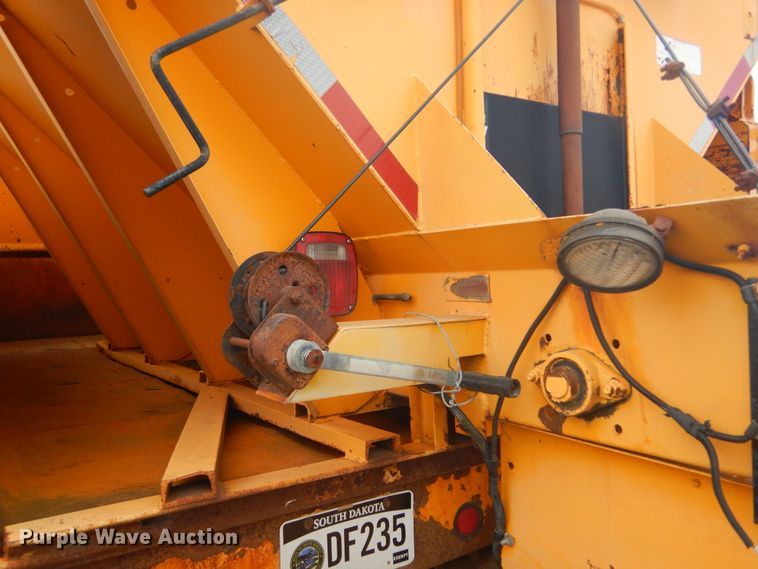 image for item MX9798 1991 International 4900  dump truck