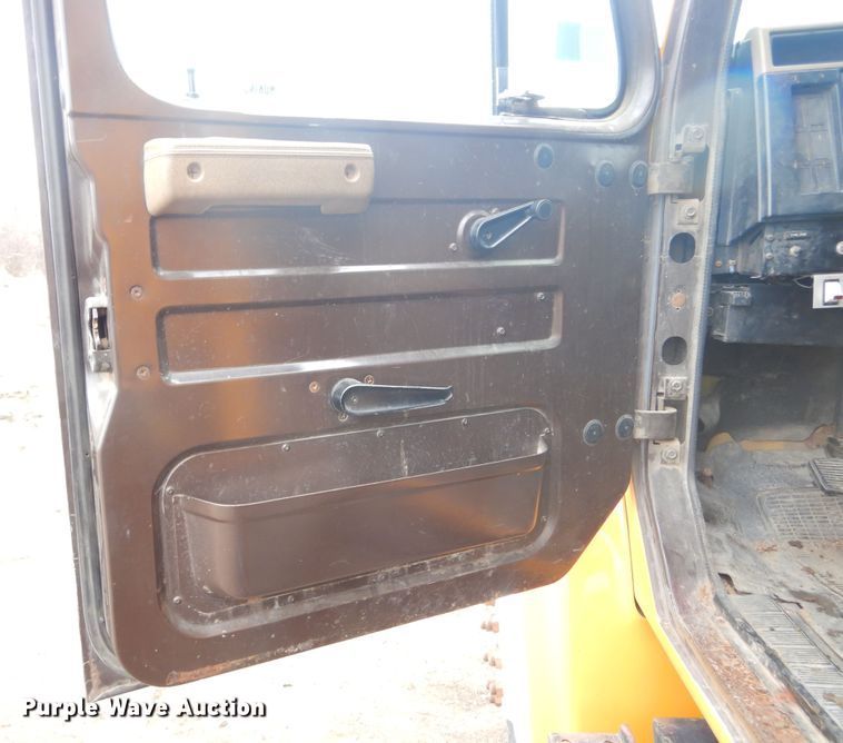 image for item MX9798 1991 International 4900  dump truck