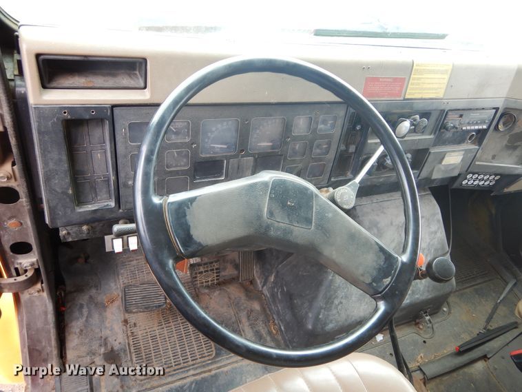 image for item MX9798 1991 International 4900  dump truck