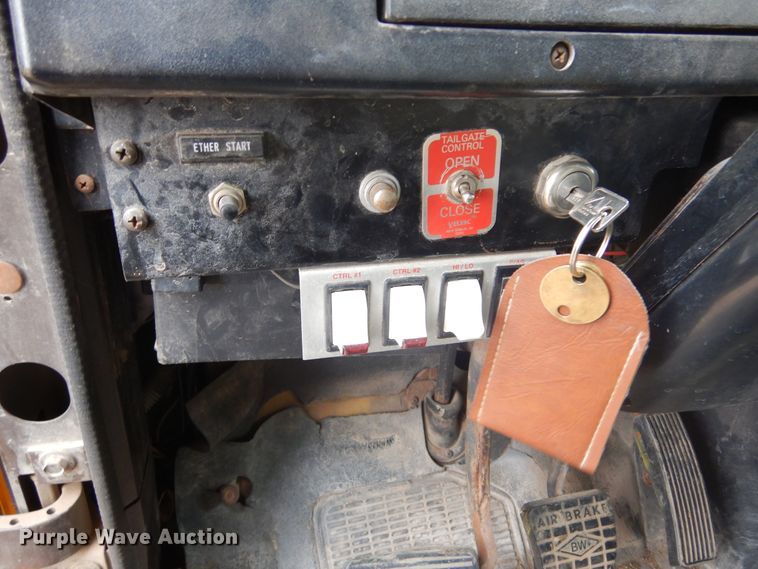 image for item MX9798 1991 International 4900  dump truck