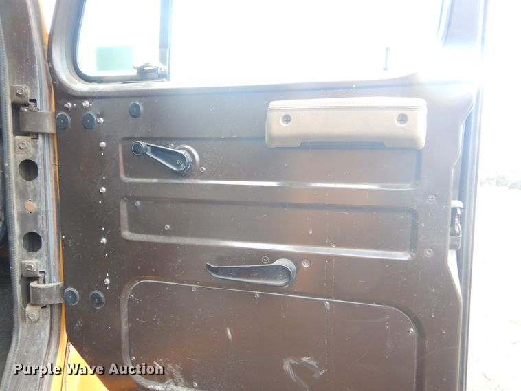 image for item MX9798 1991 International 4900  dump truck