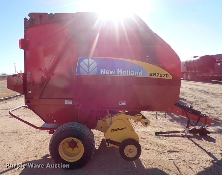 image for item DC4100 2014 New Holland BR7070  round baler