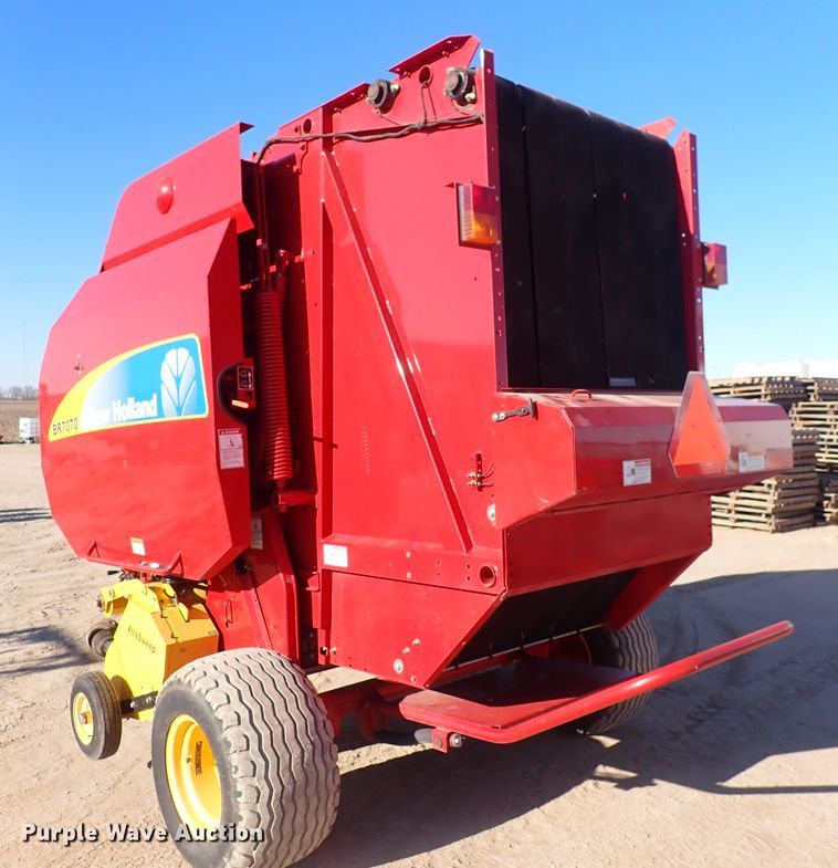 image for item DC4100 2014 New Holland BR7070  round baler