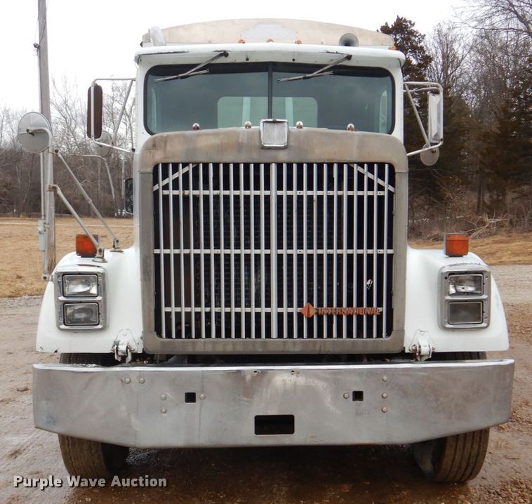 image for item DE7510 1990 International 9300  fertilizer delivery truck