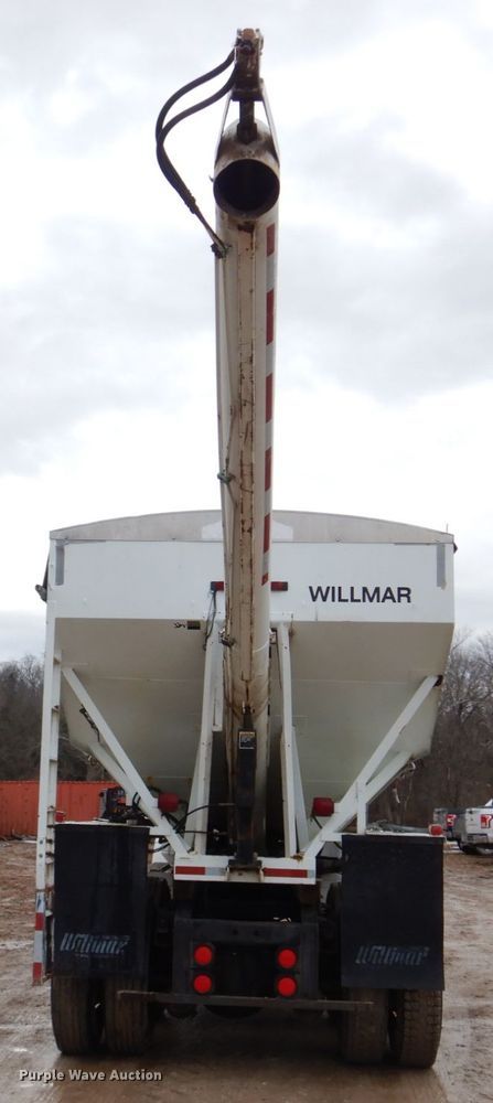 image for item DE7510 1990 International 9300  fertilizer delivery truck