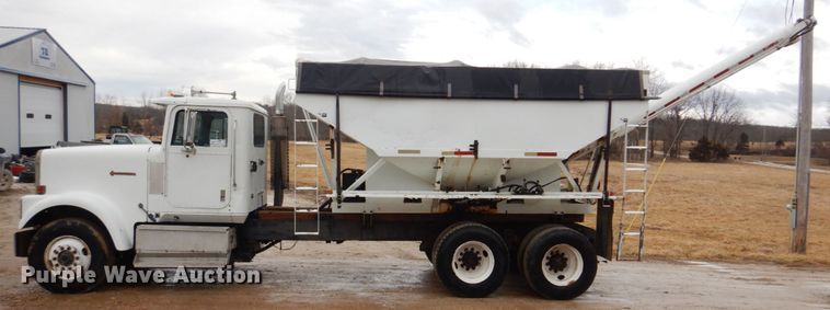 image for item DE7510 1990 International 9300  fertilizer delivery truck