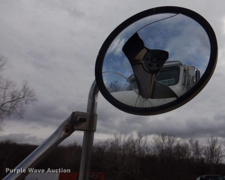 image for item DE7510 1990 International 9300  fertilizer delivery truck