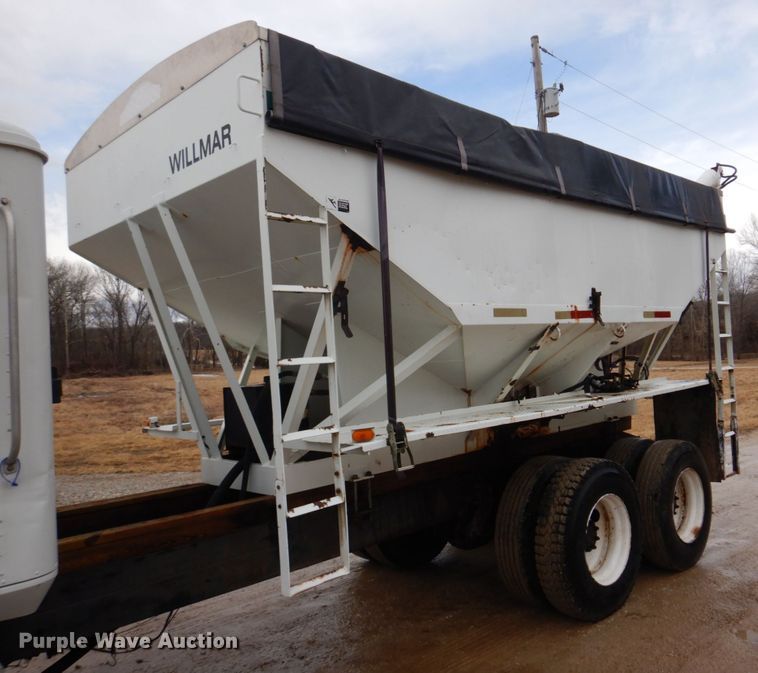 image for item DE7510 1990 International 9300  fertilizer delivery truck