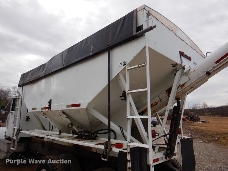 image for item DE7510 1990 International 9300  fertilizer delivery truck