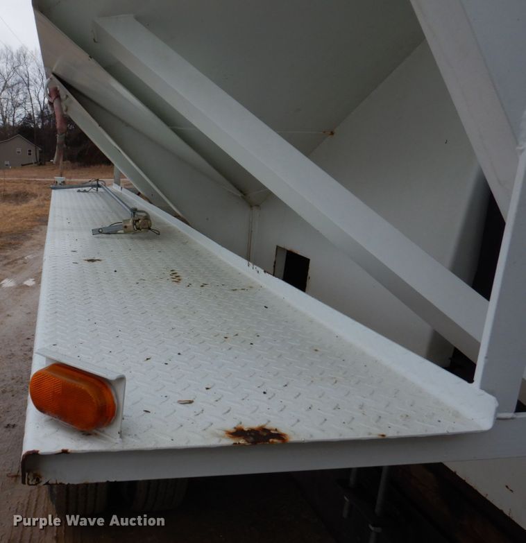 image for item DE7510 1990 International 9300  fertilizer delivery truck